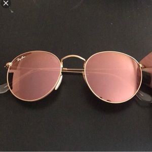 Pink round mirror raybans!